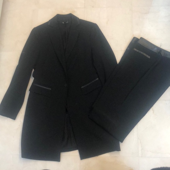 Beautiful women’s black pinstripe suit - Picture 1 of 7